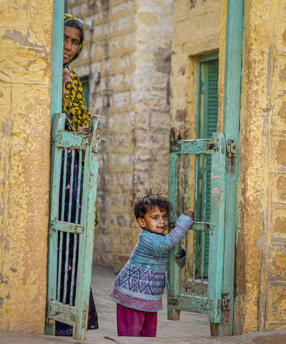 Shy-Rajasthani-lady-and-her-son-by-David-Woodthorpe